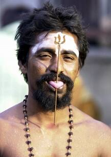 नेपाल: हज़ारों साल पुरानी है जीभ के आर-पार सूई करने की परंपरा, बुरी आत्माओं से छुटकारा मिलने की है मान्यता