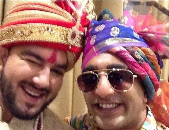 दूल्हा बने सपना चैधरी के भाई के साथ सेल्फी लेते आकाश डडलानी. (Photo: Instagram)