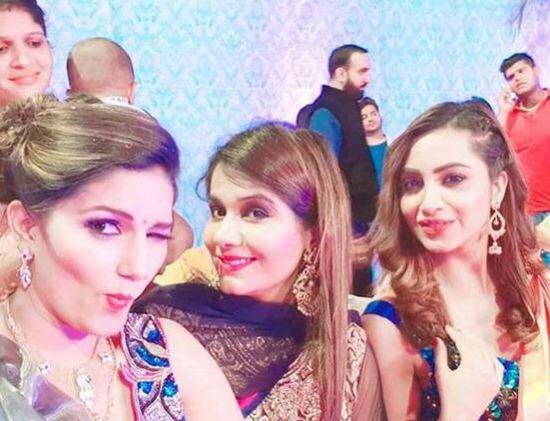 सपना ने अपने सभी दोस्तों के साथ खूब मस्ती की और जमकर तस्वीरें भी लीं. (Photo: Instagram)