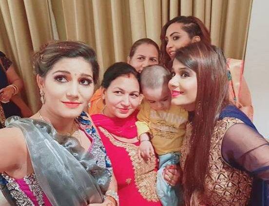 दोस्तों और परिवार के साथ पोज देतीं सपना चौधरी. (Photo: Instagram)