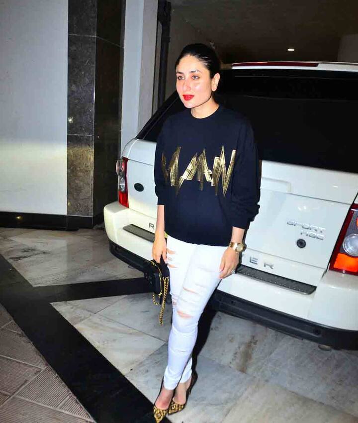 करीना यहां पर ब्लैक-गोल्डेन टॉप और रग्न डेनिम पहने नज़र आईं. (Photo: Manav Mangalani)