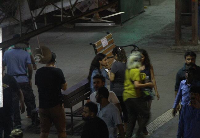 बता दें कि 'गली बॉय' का ये आखिरी सीन था जिसे कल आलिया ने शूट किया. इसी के साथ इस फिल्म की शूटिंग खत्म हो गई है. (Photo: Manav Mangalani)