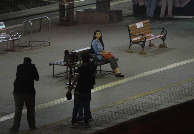 बॉलीवुड अभिनेत्री आलिया भट्ट कल मुंबई के गोरेगांव रेलवे स्टेशन फिल्म 'गली बॉय' की शूटिंग करने पहुंचीं. ऐसी भीडभाड़ वाली जगह पर शूटिंग के लिए सुरक्षा के कड़े इंतजाम किए गए थे. (Photo: Manav Mangalani)