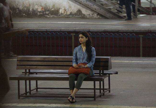 ये फिल्म मुंबई के धारावी इलाके की मलिन बस्तियों से निकलने वाले रैपर्स से प्रेरित है. रणवीर और आलिया पहली बार इस फिल्म के साथ बड़े पर्दे पर दिखने वाले हैं. इस फिल्म में दोनों ही सड़क रैपर की भूमिका अदा करते नज़र आएंगे. (Photo: Manav Mangalani)