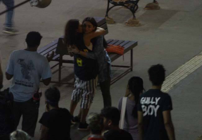 फिल्म की शूटिंग खत्म होते ही जोया ने आलिया को गले लगाकर बधाई दी. (Photo: Manav Mangalani)