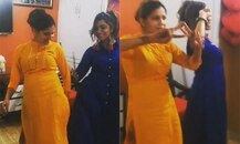 \'मेरे रश्के कमर\' गाने पर सपना चौधरी और अर्शी खान ने लगाए ठुमके, देखें Video