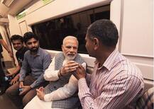दिल्ली मेट्रो में सफर के दौरान लोगों से गुफ्तगू करते दिखे पीएम मोदी, देखें तस्वीरें