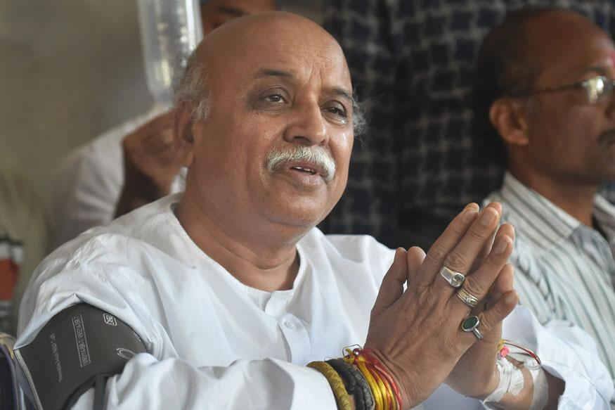 VHP में चुनाव हारने के बाद प्रवीण तोगड़िया आज से करेंगे अनिश्चितकालीन अनशन Togadia to go on hunger strike ram temple and cow slaughter issue VHP में चुनाव हारने के बाद प्रवीण तोगड़िया आज से करेंगे अनिश्चितकालीन अनशन