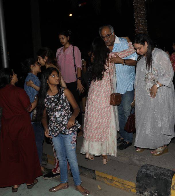 फिल्म की बात करें तो श्रीदेवी के गुजरने के बाद एक बार फिर से जाह्नवी ने 8 मार्च को फिल्म की शूटिंग शुरू कर दी है. (तस्वीर: मानव मंगलानी)