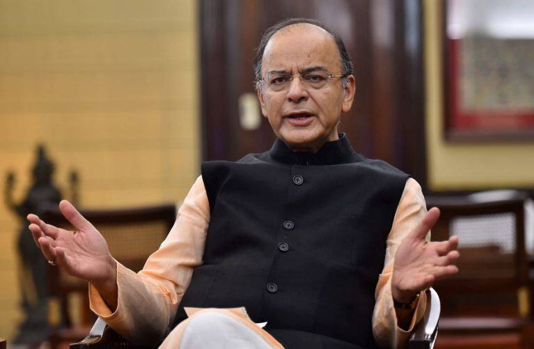arun jaitley reponse on cash crunch in india कैश की किल्लत पर वित्त मंत्री जेटली ने कहा- बाजार में पर्याप्त कैश, अचानक मांग बढ़ने से हुई दिक्कत