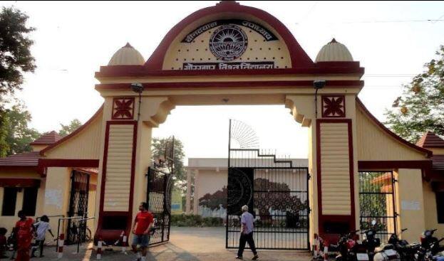 DDU Gorakhpur University two papers leak on social media administration cancelled the exams गोरखपुर यूनिवर्सिटी: मैथ्स और सोशल साइंस का पेपर लीक, परीक्षा रद्द