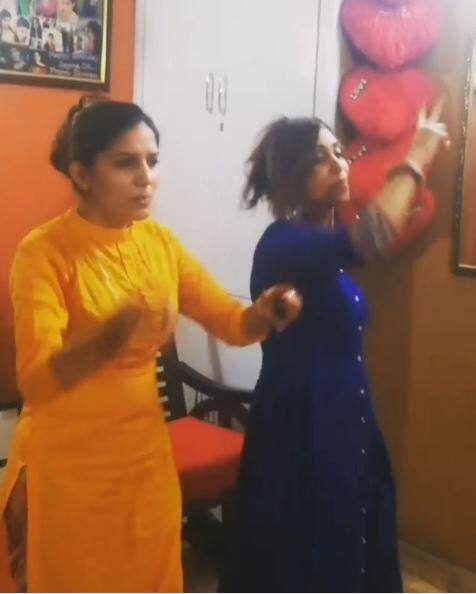 अर्शी खान ने कुछ ही देर पहले एक वीडियो अपने इंस्टाग्राम एकाउंट पर पोस्ट किया है जिसमें वो और सपना चौधरी 'मेरे रश्के कमर' गाने पर डांस करती नजर आ रही हैं.