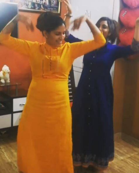 दोनों एक साथ काफी अच्छा डांस कर रही हैं.