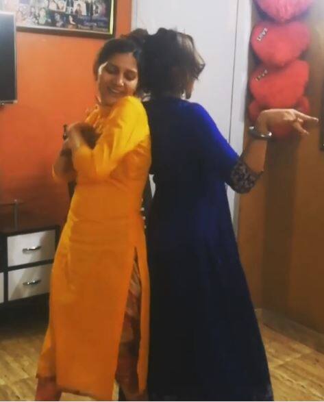 अर्शी के पोस्ट किए इस वीडियो को फैंस काफी पसंद करे रहे हैं.