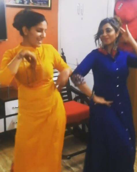 'बिग बॉस' के सीजन 11 में सपना चौधरी और अर्शी खान ने काफी सुर्खियां बटोरीं. ऐसे में दोनों एक बार फिर से लाइमलाइट में आ गई है. लेकिन इस बार किसी लड़ाई या कॉन्ट्रोवर्सी को लेकर नहीं बल्कि एक डांस वीडियो को लेकर दोनों ने सोशल मीडिया पर सभी का दिल खुश कर दिया है.