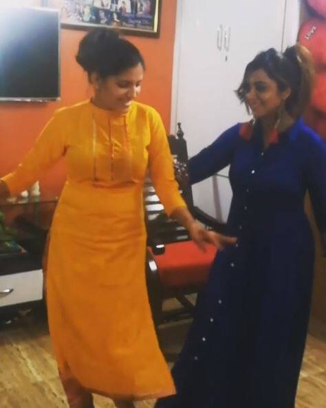 लाइक के साथ साथ सोशल मीडिया यूजर्स कमेंट बॉक्स में अर्शी और सपना की जमकर तारीफें भी कर रहे हैं.