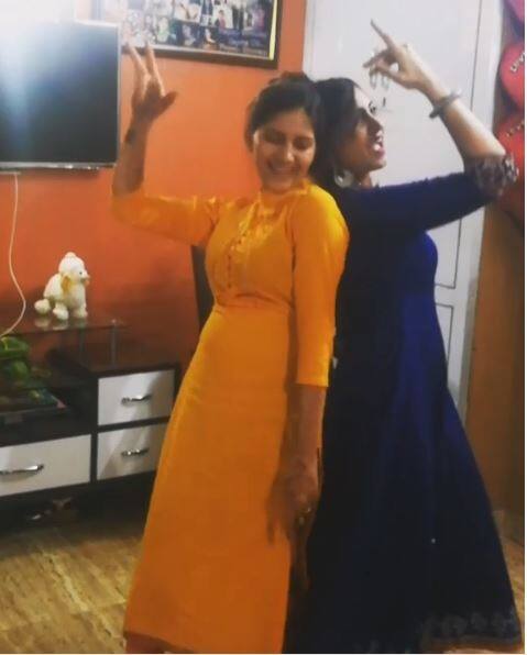 जहां सपना पीले रंग के सूट में इस गाने पर अपने सिगनेचर स्टेप करती नजर आ रही हैं वहीं अर्शी भी नीले रंग के सूट में काफी जबरदस्त डांस कर रही हैं.