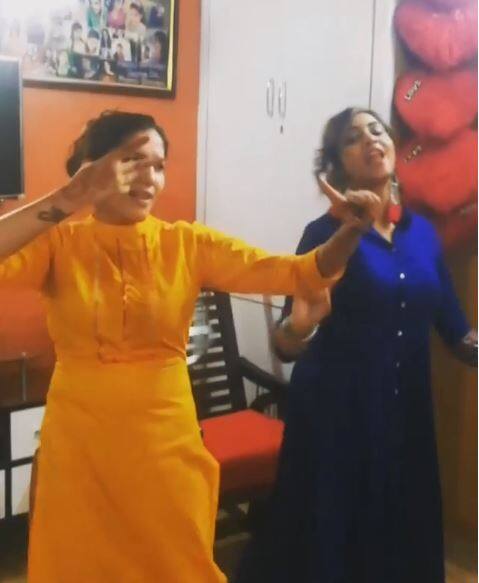 ऐसे में अर्शी खान भी सपना के भाई की शादी में शामिल हुई थीं जिसकी तस्वीरें उन्होंने सोशल मीडिया के जरिए सभी के साथ साझा भी की हैं.