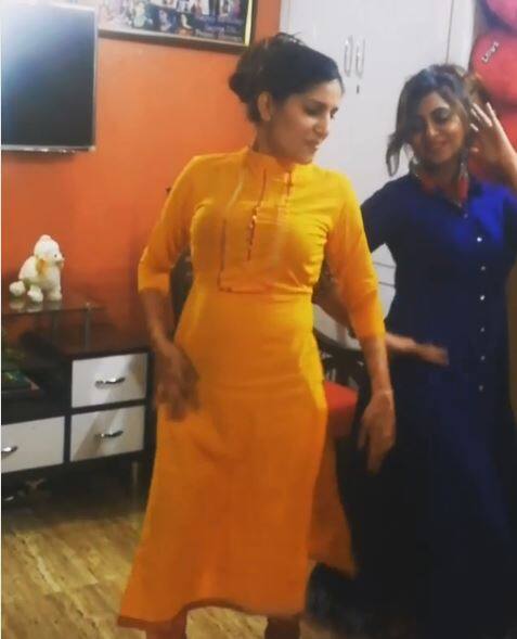 बता दें अर्शी और सपना का ये वीडियो भी शादी के दौरान का ही है.