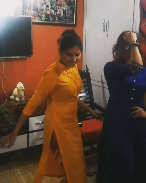 अर्शी ने इस वीडियो को पोस्ट करते हुए कैप्शन में लिखा,