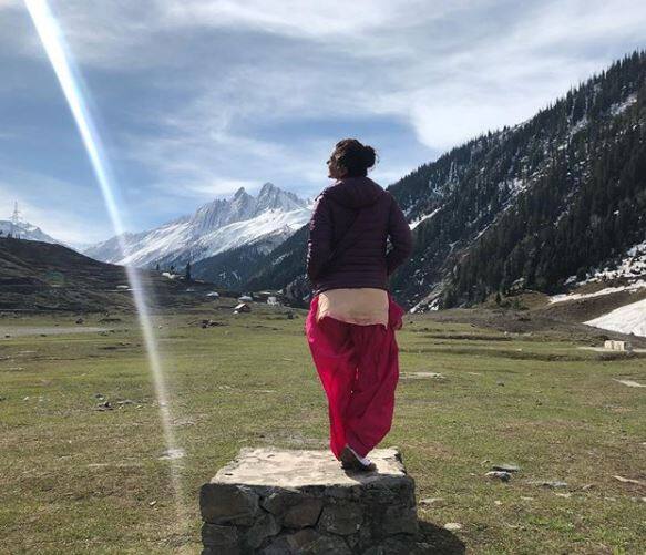 तापसी ने अपनी एक और तस्वीर शेयर कर लिखा, ''कश्मीर में रहकर अगर इस पल को नहीं जिया तो फिर क्या जिया''... और वो आगे लिखती हैं ''ये हसीन वादियां.... ये खुला आसमान''.