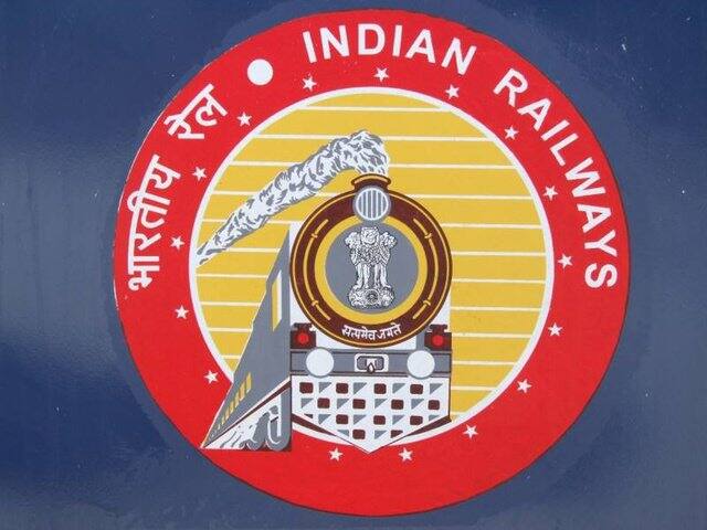 रेल मंत्रालय ने डिजिटल लॉकर से वैध पहचान प्रमाण के रूप में प्रस्तुत किए जाने वाले आधार और ड्राइविंग लाइसेंस को रेलयात्रा के दौरान पहचान के लिए वैधता प्रदान कर दी है. (तस्वीर: गूगल फ्री इमेज)