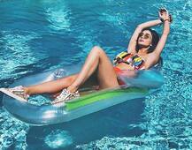 अक्षय कुमार की इस हीरोइन ने पूल में बिखेरा अपनी खूबसूरती का जलवा