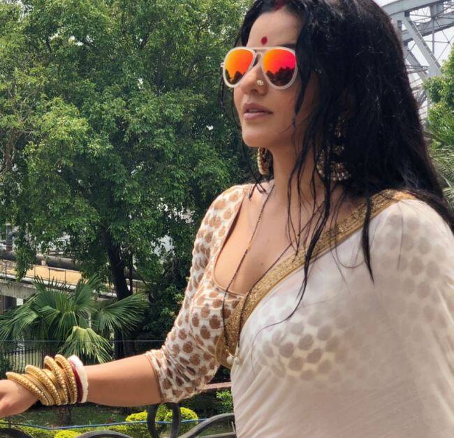  मोनालिसा ट्रेडीशनल साड़ी के अलावा कई बार हॉट बिकिनी अवतार में भी नजर आ चुकी हैं. अक्सर मोनालिसा अपने पति के साथ वेकेशन एंजॉय करने के दौरान बिकिनी में नजर आ जाती हैं. 