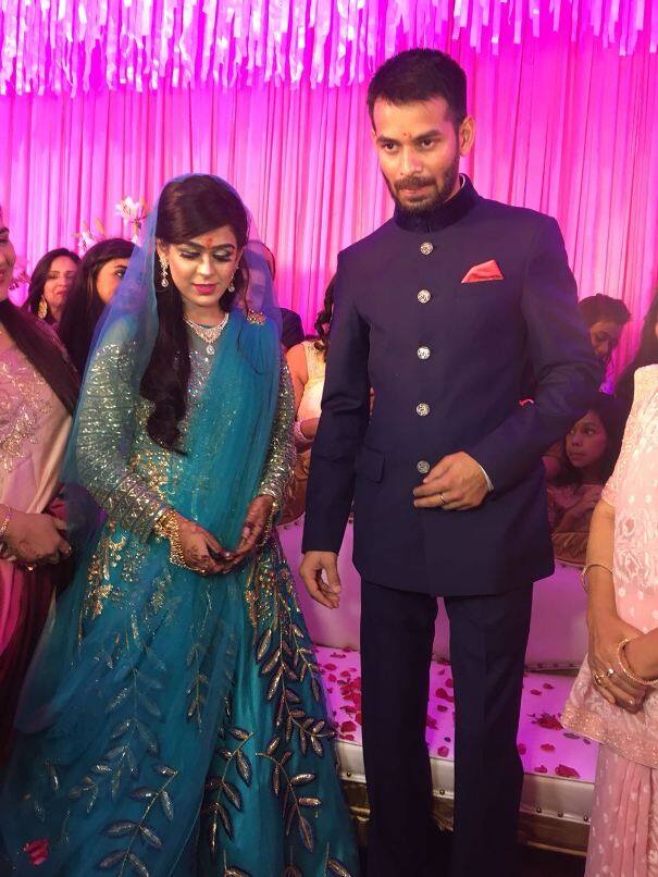 सगाई की रस्में निभाते तेज प्रताप और ऐश्वर्या