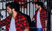 Photos: दीपिका पादुकोण संग रैंप पर चलने की खबरों के बीच धर्मा प्रोडक्शन पहुंचे रनबीर कपूर