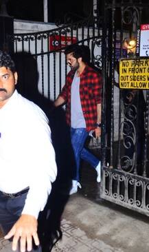 Photos: दीपिका पादुकोण संग रैंप पर चलने की खबरों के बीच धर्मा प्रोडक्शन पहुंचे रनबीर कपूर