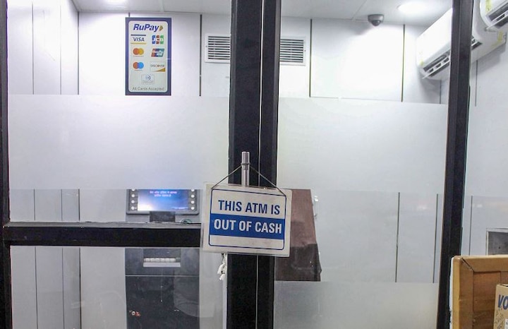 Cash Crunch in ATMs Why is there a shortage of Notes RBI stops supplying Rs 2000 notes जानिए, देश में क्यों है कैश की किल्लत, सरकार ने अब तक क्या कदम उठाए हैं