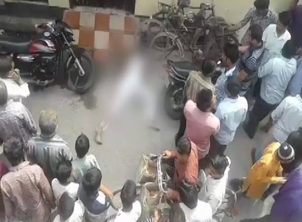 वो सड़क पर तड़पता रहा और लोग वीडियो बनाते रहे, काट दिया गया था गला bareilly murder viral in social media वो सड़क पर तड़पता रहा और लोग वीडियो बनाते रहे, काट दिया गया था गला