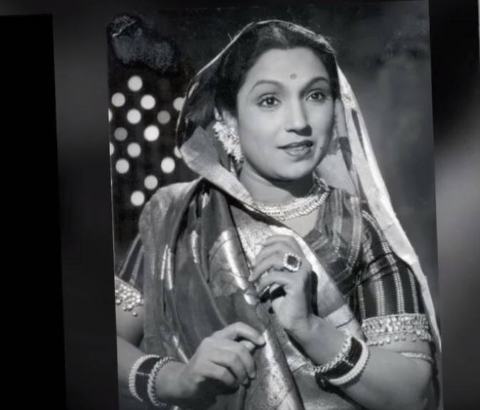  ललिता पवार बॉलीवुड की उन चुनिंदा अभिनेत्रियों में से एक हैं जिन्होंने अपने अभिनय के दम पर उस दौर के अभिनेताओं को कड़ी टक्कर दी थी. ललिता पवार ने करीब तीन दशकों तक बॉलीवुड पर राज किया है. 50, 60 और 70 के दशक में ललिता ने उस दौर के बड़े-बड़े विलेन्स को टक्कर दी और अपनी धाक जमाई. आज ललिता पवार की जयंती है. ललिता पवार का जन्म 18 अप्रैल 1916 में महाराष्ट्र के नासिक में हुआ. 