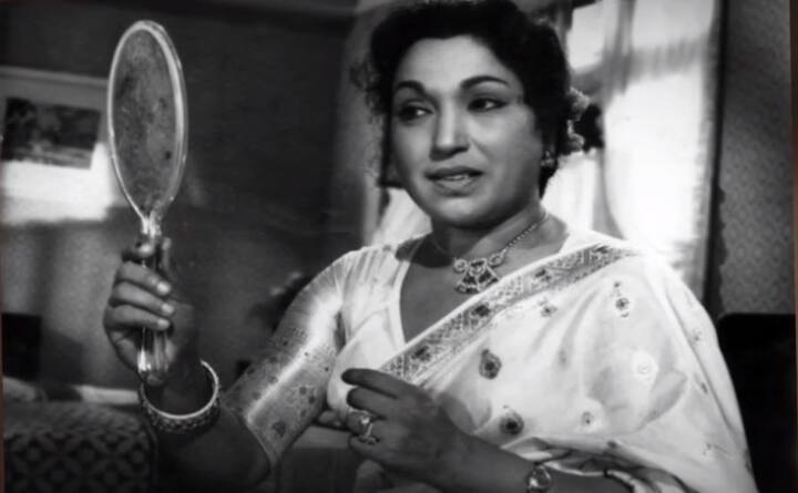 मात्र 25 वर्ष की उम्र में अपनी एक आंख खो देने के बाद उन्हें फिल्म इंडस्ट्री में काम तो मिला लेकिन बतौर हीरोइन नहीं बल्कि कैरेक्टर एक्टर. ये वो दौर था जब फिल्मों में राज कपूर , दिलीप कुमार और देव आनंद जैसे एक्टर्स अपने पैर जमा रहे थे. हैरानी की बात तो ये थी कि इन अभिनेताओँ से उम्र में कुछ एक साल ही बड़ी ललिता को फिल्मों में उनकी मां तक के रोल निभाने पड़े थे. 