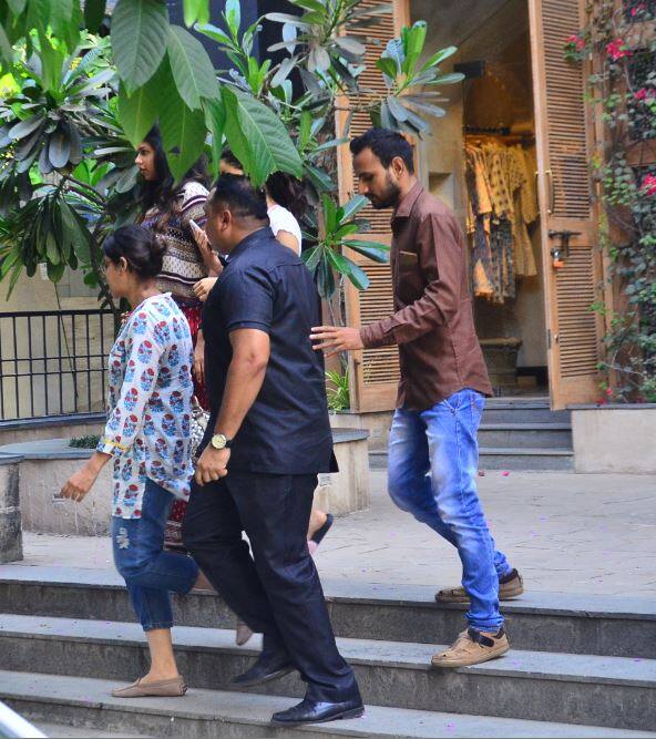 जाह्नवी कपूर मुंबई के बांद्रा में शॉपिंग करती नजर आईं. इससे पहले वो फिल्म 'धड़क' की शूटिंग खत्म कर लौटते वक्त स्पॉट की गई थी.