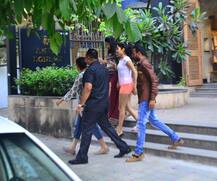 PHOTOS: \'धड़क\' की शूटिंग खत्म कर शॉपिंग करने निकलीं जाह्नवी, फैंस से भी की मुलाकात