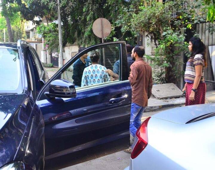 इसी दौरान उनका फैन सामने आया और सेल्फी के लिए रिक्वेस्ट करने लगा. जिसे जाह्नवी मना नहीं कर पाई और उसके साथ सेल्फी खिंचवाने को तैयार हो गईं.