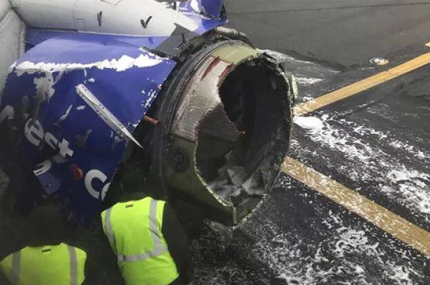 इंजन फटने के बाद धातु का एक टुकड़ा जाकर प्लेन की खिड़की से लगा जिससे खिड़की का शीशा चकनाचूर हो गया.