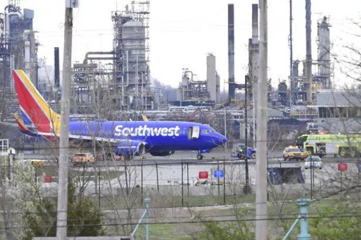 द साउथ वेस्ट एयरलाइन के प्लेन को इस घटना के बाद फिलेडेल्फिया के एयरपोर्ट पर इमरजेंसी लैंडिंग करनी पड़ी.