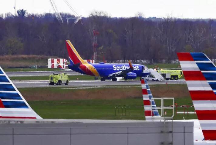  घटना में सात लोग घायल हुए हैं. नेशनल ट्रांसपोर्टेशन सेफ्टी बोर्ड मामले की जांच कर रहा है.