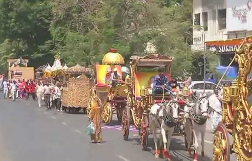 करोड़पति हीरा कारोबारी दीपेश शाह के बेटे भव्य आज बनेंगे जैन भिक्षु