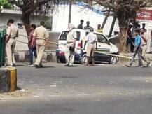 पॉश सोसायटी के बाहर खड़ी कार से मिली लाश, इलाके में फैली सनसनी