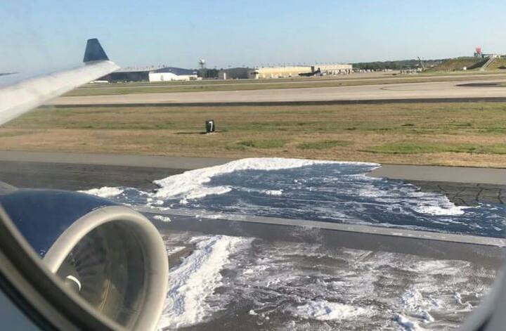 विमान की संचालक डेल्टा एयरलाइंस ने घटना की पुष्टि करते हुए कहा कि बुधवार शाम छह बजे उड़ान भरने के बाद विमान के दूसरे इंजन में कुछ समस्या मिली. 