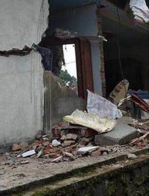 सेंट्रल जावा की आपदा प्रबंधन एजेंसी के प्रमुख सारवो प्रमाना ने बताया कि प्रांत के कई हिस्सों में भूकंप के झटके महसूस किये गये. दो व्यक्तियों और 13 वर्षीय एक लड़के की मौत भूकंप के चलते ढही इमारतों के नीचे दबने से हुई.