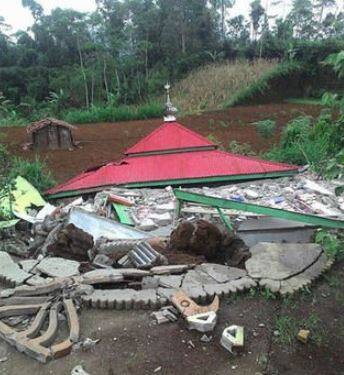 उन्होंने बताया कि आपदा में घायल हुए 21 लोगों को अस्पताल में भर्ती कराया गया है और 2,100 से अधिक लोगों को सुरक्षित स्थानों पर पहुंचाया गया है. प्रांत में 14 दिन के आपात राहत अवधि की घोषणा की गयी है. राष्ट्रीय आपदा शमन एजेंसी सुतोपो पुरवो ने बताया कि भूकंप के चलते 300 से अधिक घरों के साथ कई स्कूलों एवं मस्जिदों को नुकसान पहुंचा है.