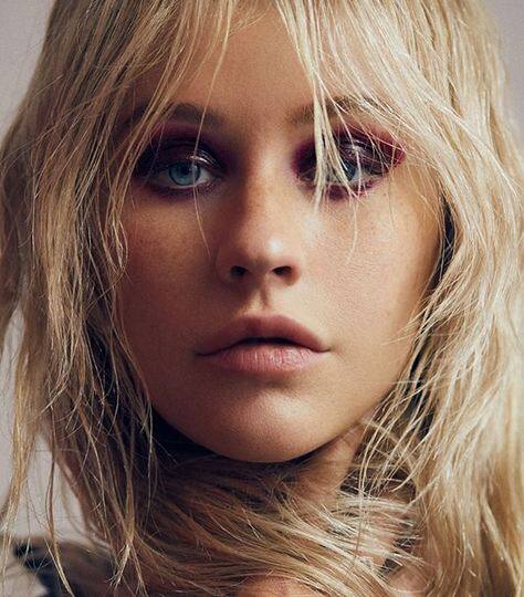 37 वर्षीय 'ब्यूटीफुल' की गायिका क्रिस्टीना ने बिना बिंदास हो ये तस्वीरें साझा की हैं. 