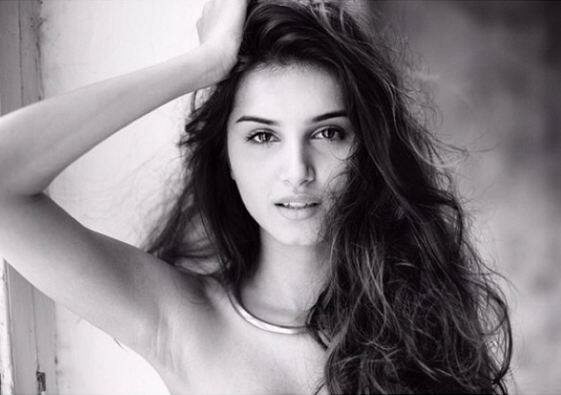 तारा ना सिर्फ अभिनय करती हैं बल्कि वे सिंगर और वीजे भी रह चुकी हैं. उन्हें नेक्स्ट दिशा पटानी के रूप में देखा जा रहा है. 