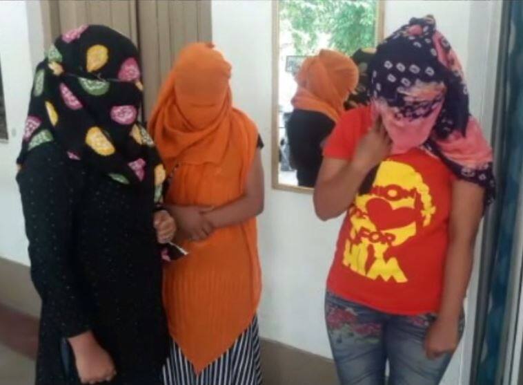 meerut police busted massage parlour racket एंटी करप्शन इंस्पेक्टर की मिलीभगत से चल रहा था जिस्मफरोशी का धंधा, नामी कॉलेजों की लड़कियां थीं शामिल