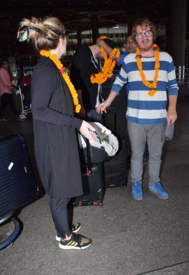 इनके खाने का मेन्यू भी पहले से तय है. इन सभी को दाल मखानी, दम आलू, मटन / चिकन बिरयानी, गोबी पराठा, राजमा चावल, बटरचिकन, पालक पनीर, छोले भटूरे और मटन रोगन जोश, इडली सांभर, मसाला डोसा, पोहा और टमाटर उपमा दिया जाएगा साथ ही मीठे में गुलाब जामुन, रसगुल्ला, खेर, श्रीखंड और जलेबी परोसी जाएगी.